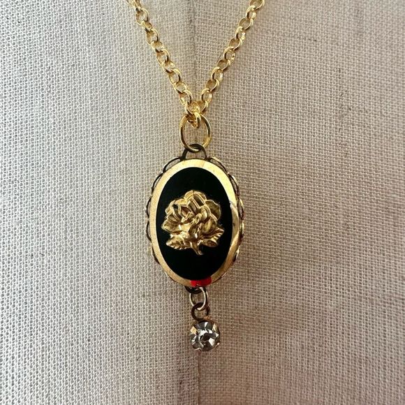 Black gold rose vintage pendant necklace Jewelry - Black and gold tone  rose vintage pendant necklace
